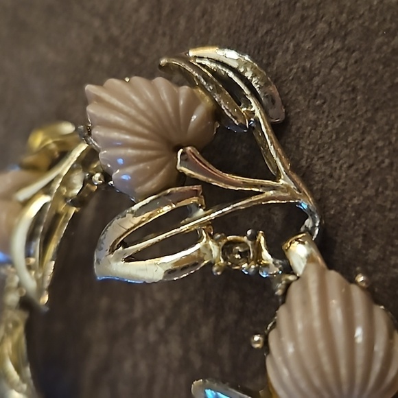 5/$25 VTG 1950s Carved Acrylic Floral Metal Bracelet FLAWED - Picture 7 of 9